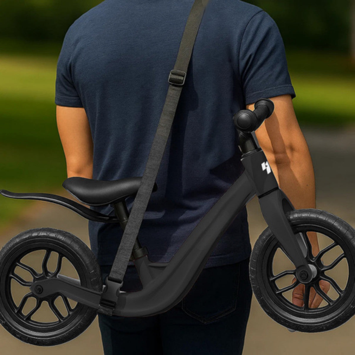 Bicicleta de echilibru fara pedale IdealStore cu roti EVA si cadru din magneziu negru