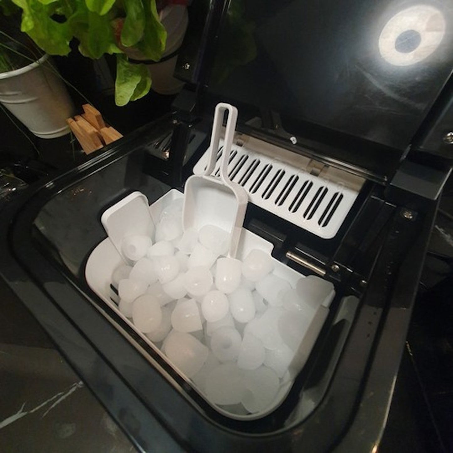 Masina de cuburi de gheata IdealStore 12 kg/zi, 3 dimensiuni, autocuratare, afisaj LCD