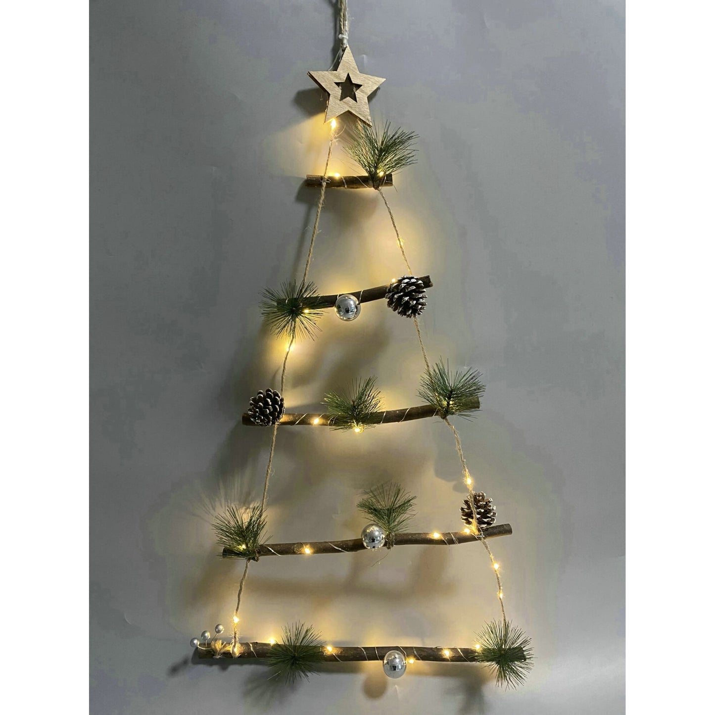 Bradut Decorativ de Craciun idealStore, 30 MicroLed-uri, Lumina Calda, Putere 1W, Decorat cu Stea in Varf, Dimensiune 40x70CM, Functioneaza cu Baterii