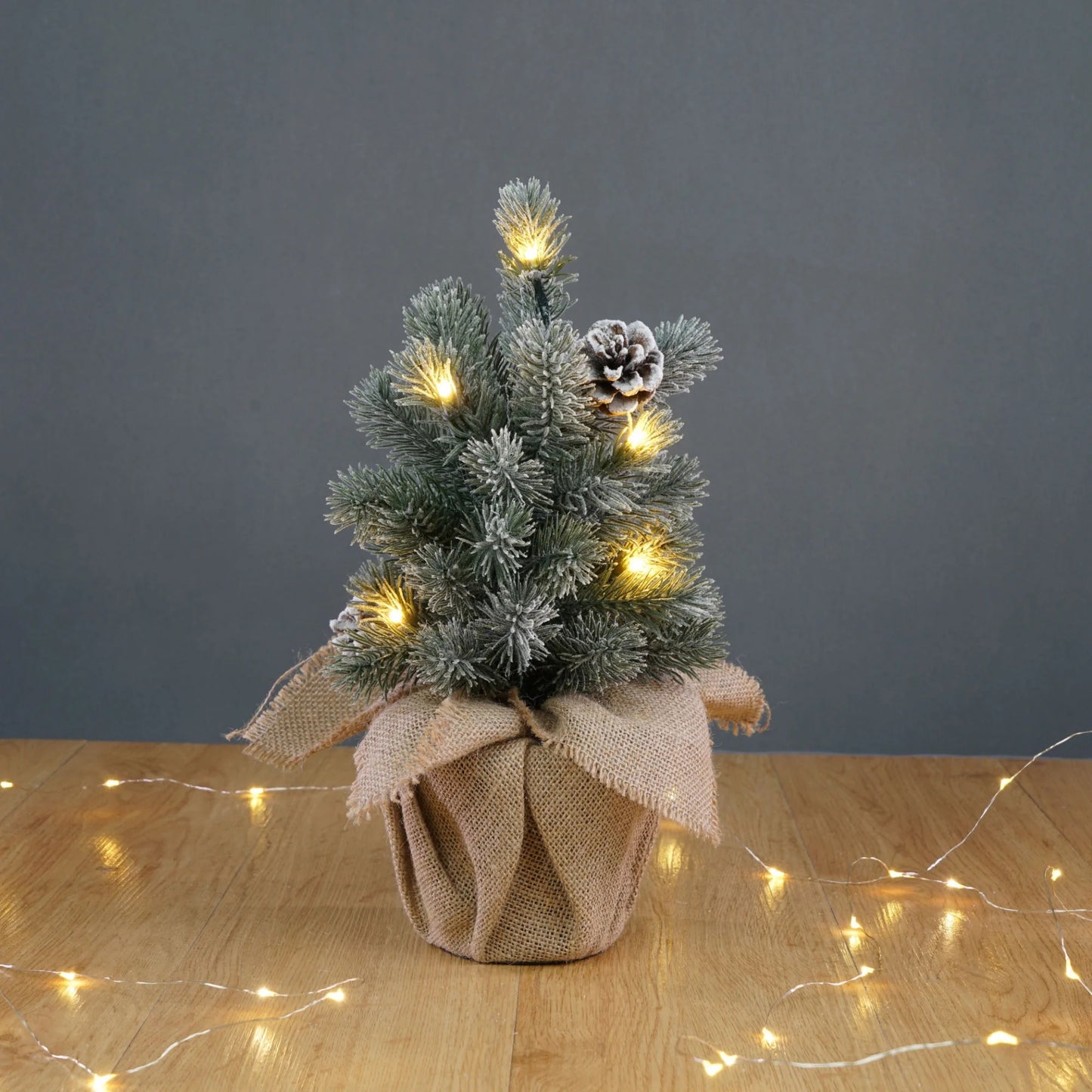 Bradut Decorativ de Craciun idealStore In Ghiveci, Include Cinci Led-uri cu Lumina Calda, Aspect Deosebit, Functioneaza cu Baterii, Dimensiune 12.5 x 12.5 x 33 CM