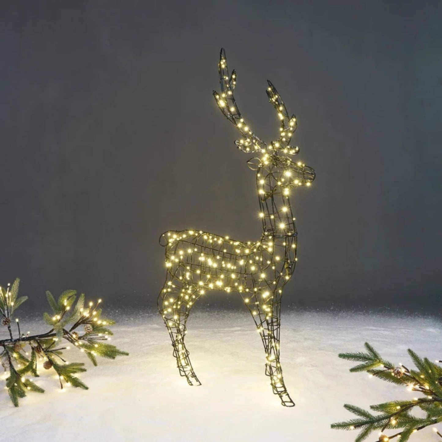 Decoratiune Luminoasa de Craciun in Forma de Ren idealStore, Contine 300 LED-uri, Lumina Constanta Alb Cald, Cablu Alimentare 5M, Grad de Protectie Ridicat, Realizata din Metal si Plastic, Dimesiune 128x67CM