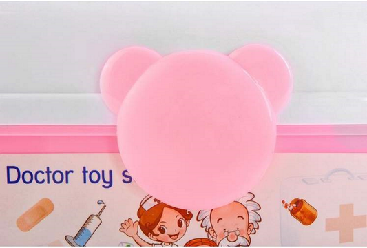 Set acceosrii Medicale de jucarie Family Doctor idealSTORE, Dimensiuni 20 x 15 x 15 cm, Echipat cu Accesorii medicale, Papusa, Valiza Medicala, Stimuleaza imaginatia celor mici, Perfect pentu copiii pasionati de medicina