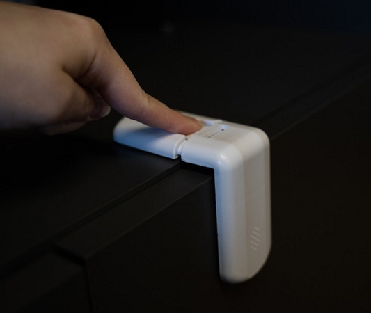 Siguranta Universala Dulap Copii idealSTORE, Dimensiuni 7,5 x 4 cm, Include 4 bucati la Set, Usor de Montat si Curatat, Ajuta la Protejarea Copilului Dumneavoastra, Culoare Alb