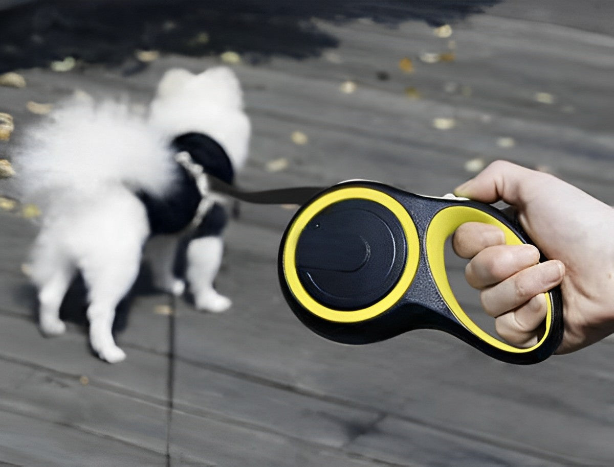 Lesa Retractabila Pentru Caini IdealStore, Dispozitiv de Blocare, Lungime 8 metri, Dimensiune 21 x 11 x 4cm, Greutatea Maxima a Cainelui 50kg, Culoare Negru-Galben