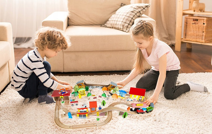 Pista Multifunctionala din Lemn Natural Exclusiv pentru Copii, Cu 89 de Elemente Incluse, Autobuz, Trenulet si Masinuta, 95cm x 67 cm