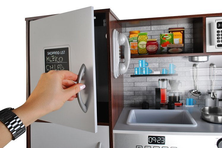 Bucatarie de lemn Kitchen Master, Echipata cu frigider, Telefon, Cuptor cu microunde, Chiuveta, Masina de spalat, Confectionata din lemn de inalta calitate, Dotata cu o lampa functionala si cu o multitudine de ustensile