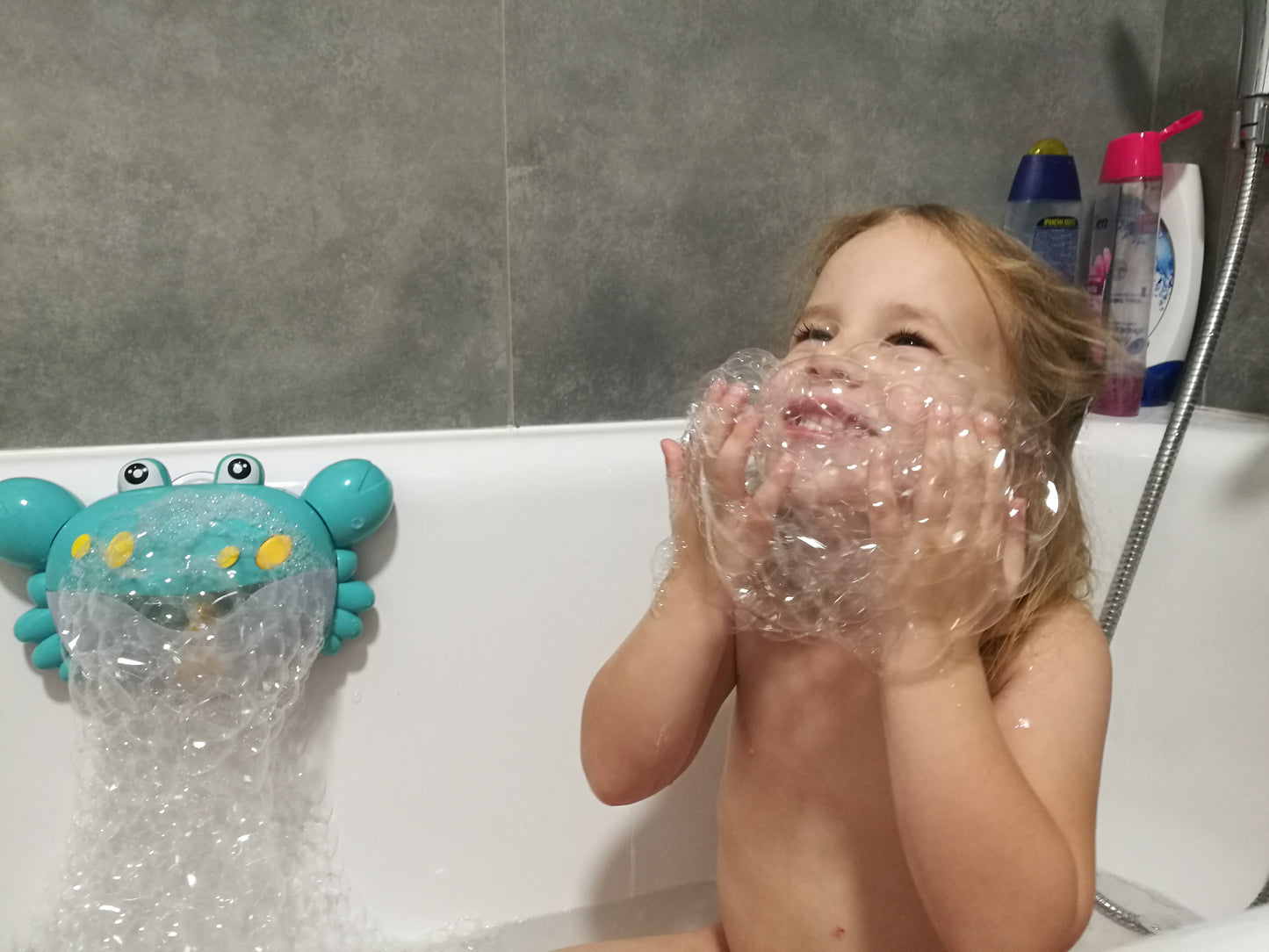 Jucarie de baie Bubble Krab Blue ideaSTORE, Efecte sonore, Dimensiuni 24 x 8 x 15 cm, Include ventuza pentru prindere si recipient pentru depozitarea lichidului, Asigura o baie distractiva si linistita