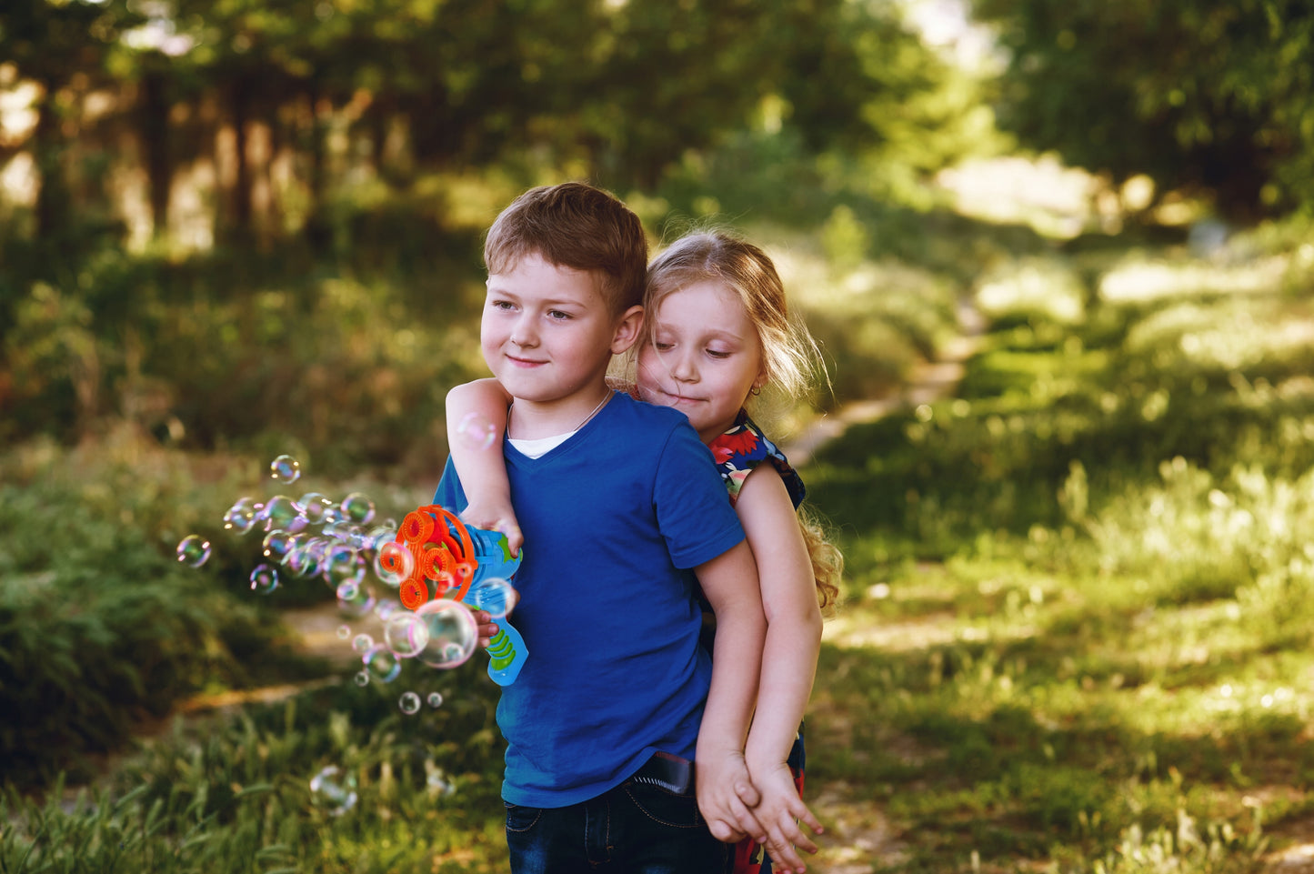 Pistol Cu Bule de Sapun Bubble Gun idealStore, Ventilator Incorporat, Buton Declansator, Flacon Pentru Lichid, Elemente Durabile si Sigure, Ofera ora intregi de distractie