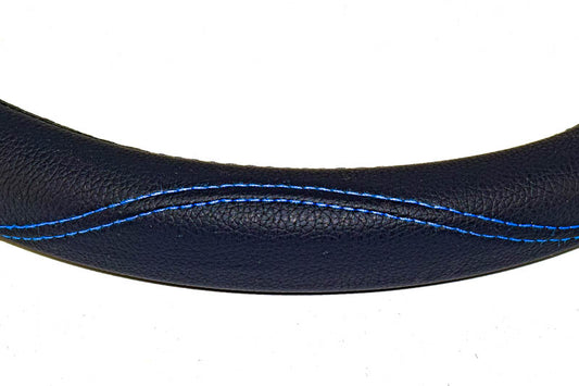 Husa volan IdealSTORE FX61 din imitatie de piele marime M, culoare negru cusatura albastra