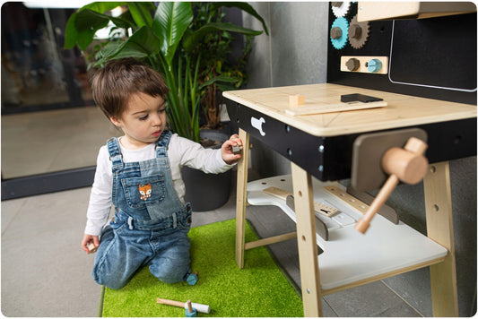 Banc de Lucru din Lemn Pentru Copii Work Bench Smart idealSTORE Dotat cu Rafturi si un Set de Unelte Asemanatoare cu cele reale Ciocan, Cheie, Surubelnita, Rigla, Suruburi, Masa Echipata cu Menghina, Dezvolta Abilitatile Motorii Fine