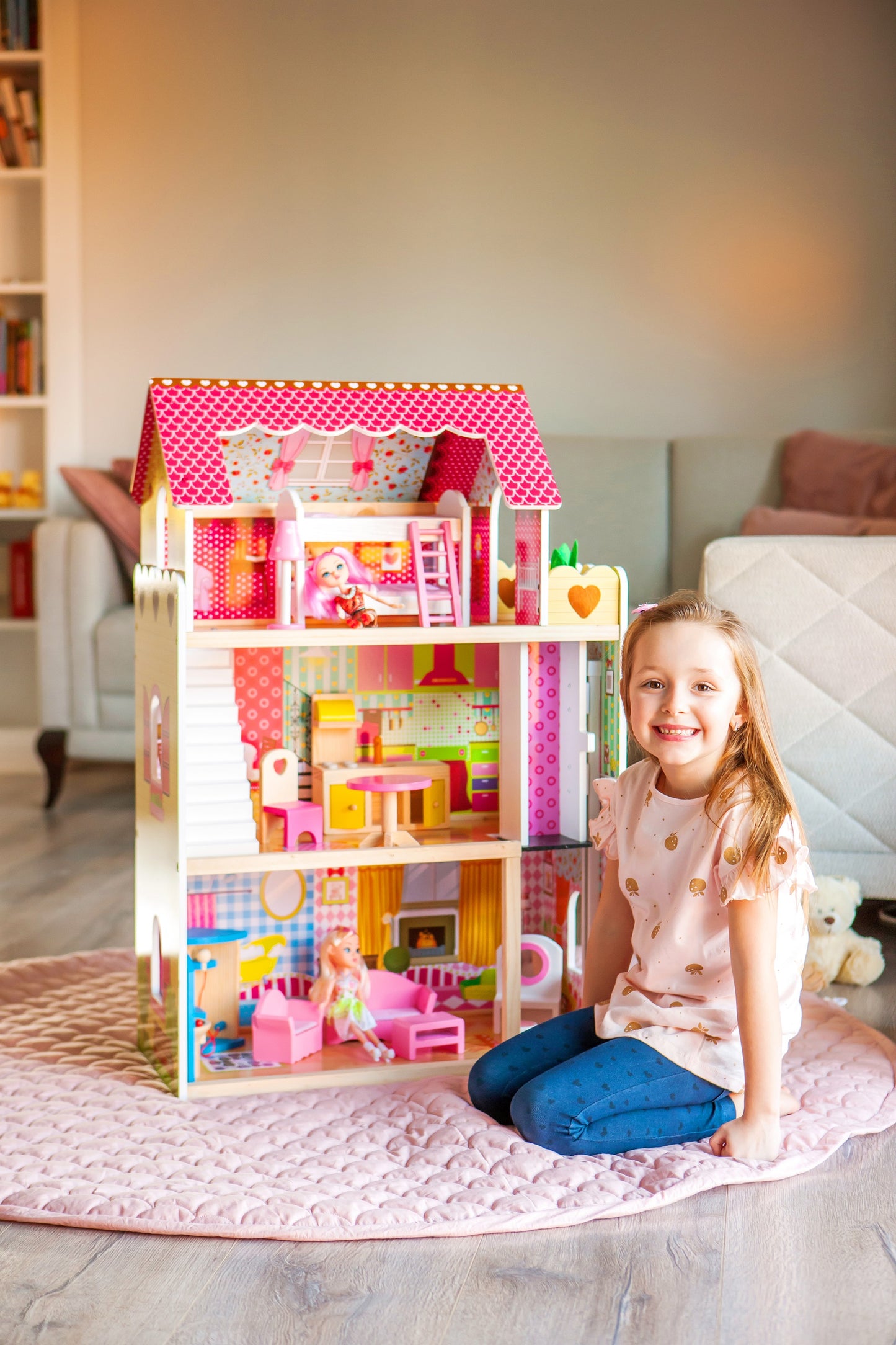 Casuta de papusi din lemn cu LIFT idealSTORE, MALIBU RESIDENCE DOLL, Dimensiuni 90 x 59 x 33 cm, 3 nivele independente cu un total de 5 camere, Include 16 piese de mobilier si 2 papusi, Toate intr-un decor de poveste