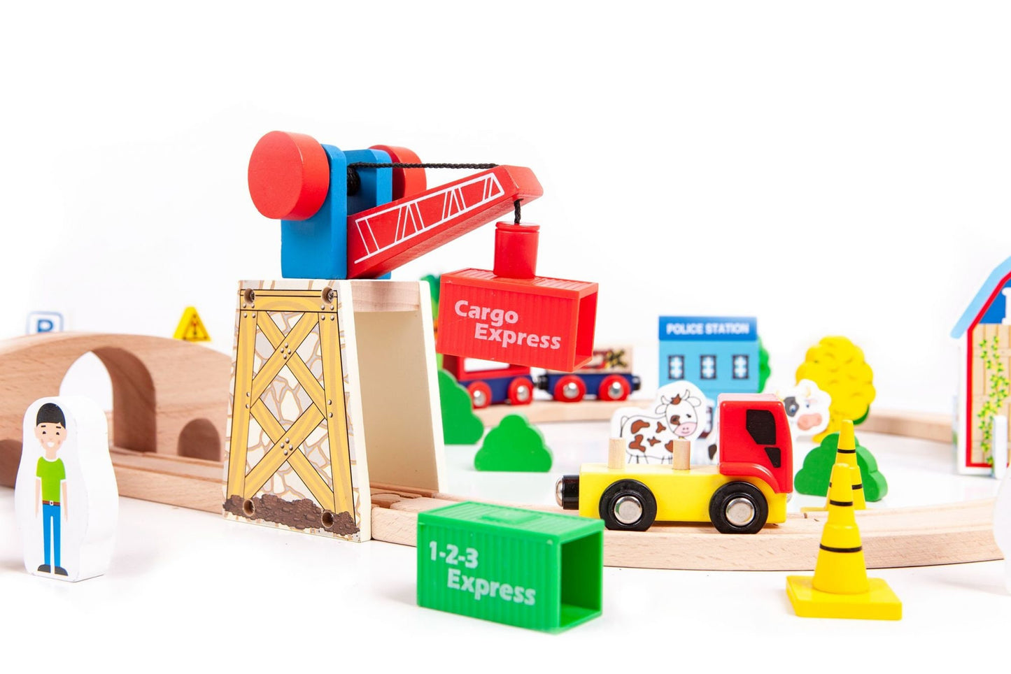 Pista Multifunctionala din Lemn Natural The Small Town idealSTORE, Include 76 elemente Interesante, Vehicule, Indicatoare Rutiere, Cladiri, Locomotiva Electrica, Stimuleaza Abilitatile Motorii ale copilului