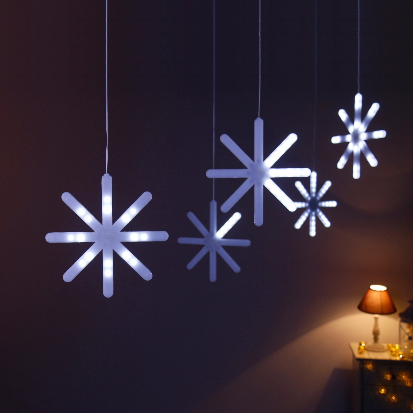 Instalatie de Craciun Stil Fulg de Nea idealStore, Include 5 Fulgi de Nea, 400 LED-uri, Efect Digital Explozie, Lumina Alba Rece, Dimensiune 2.8x0.4M, Cablu Alimentare 5M, Pentru Inteior sau Exterior