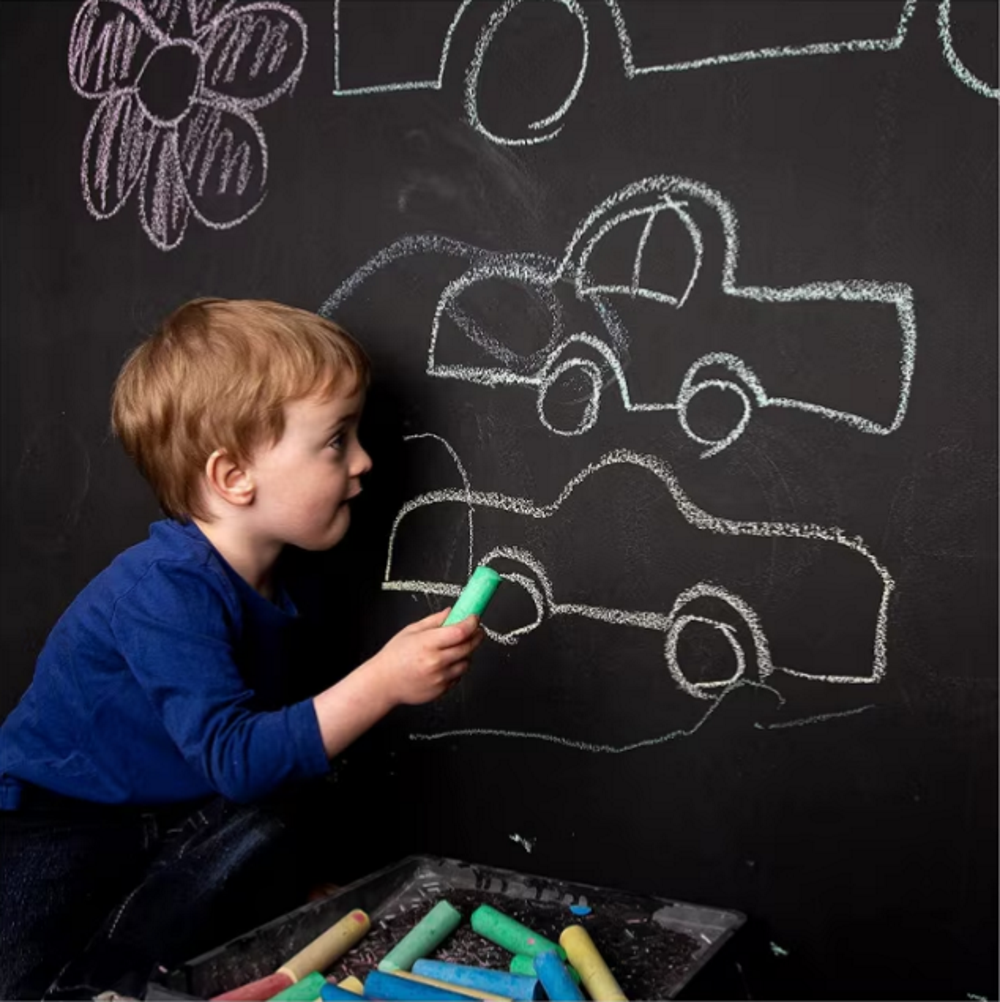 Tabla Scolara Neagra cu Creta Autoadeziva idealSTORE, Pentru Scris si Desenat, Include Creta alba si Colorata, Usor de Lipit, Reutilizabila, Curatare Rapida, Rezistenta la Apa, Dezvolta Creativitatea Copilului