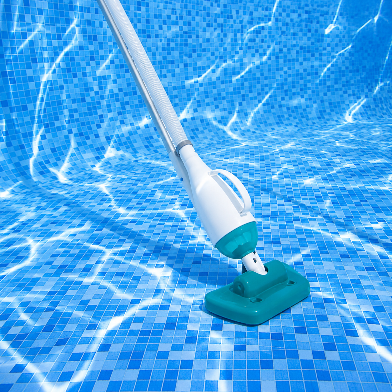 Set de curatare piscine manual PoolClean idealSTORE, Debit pompa filtrare 2006L/h, Lungime furtun aspirare 6m, Maner 1.9m