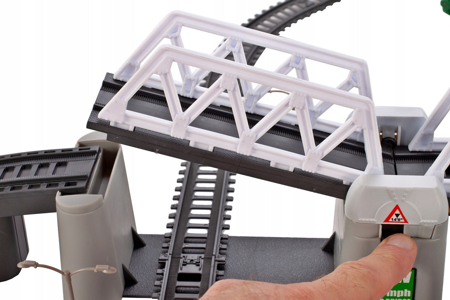 Circuit Trenulet Electric, Locomotiva cu Vagon, Pod Mobil, Tuneluri, Lungime Cale Ferata 366 cm, Efecte Luminoase, Elemente de Decor, 147 x 45.5 cm, Multicolor