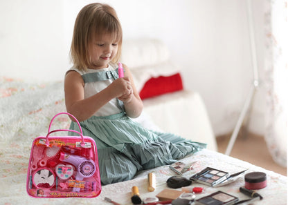 Trusa de Infrumusetare pentru Fetite, KinderVibe, cu Gentuta, Include Uscator cu Sunete, Oglinda, Bigudiuri, Machiaje, Perie de Par, Roz