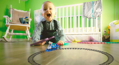 Set Trenulet cu Trei Vagoane Interactive Detasabile, Actionate Electric, Design Modern, Sunete si Lumini Specifice, 354 cm