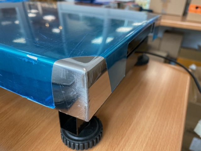 Cantar Electronic idealSTORE, DISPLAY LCD Iluminat, Dimensiuni 65 x 30 x 40 cm, Picioare Reglabile, Material Otel Inoxidabil, Rezistent la Socuri, Luminozitatea Cifrelor Reglabila, Include Baterie Incorporata, Sarcina 100 KG