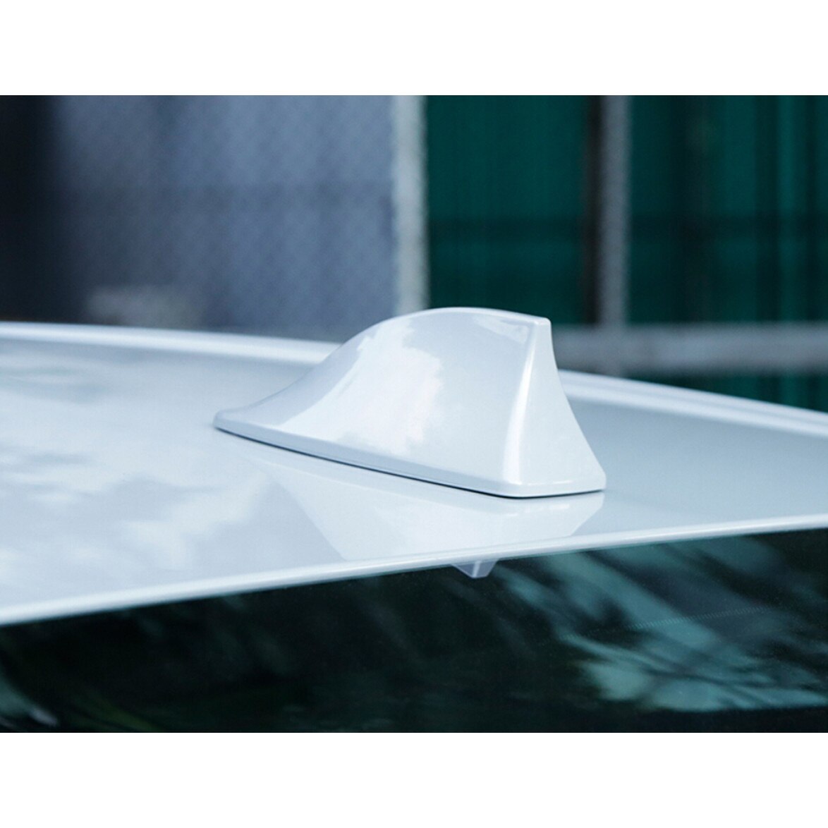 Antena Auto Universala tip Coada de Rechin, alba IdealStore, 7,5 x 17 x 6 cm, receptie radio eficienta cu putere mare de transmisie, design Hai-Fins asigura o receptie excelenta