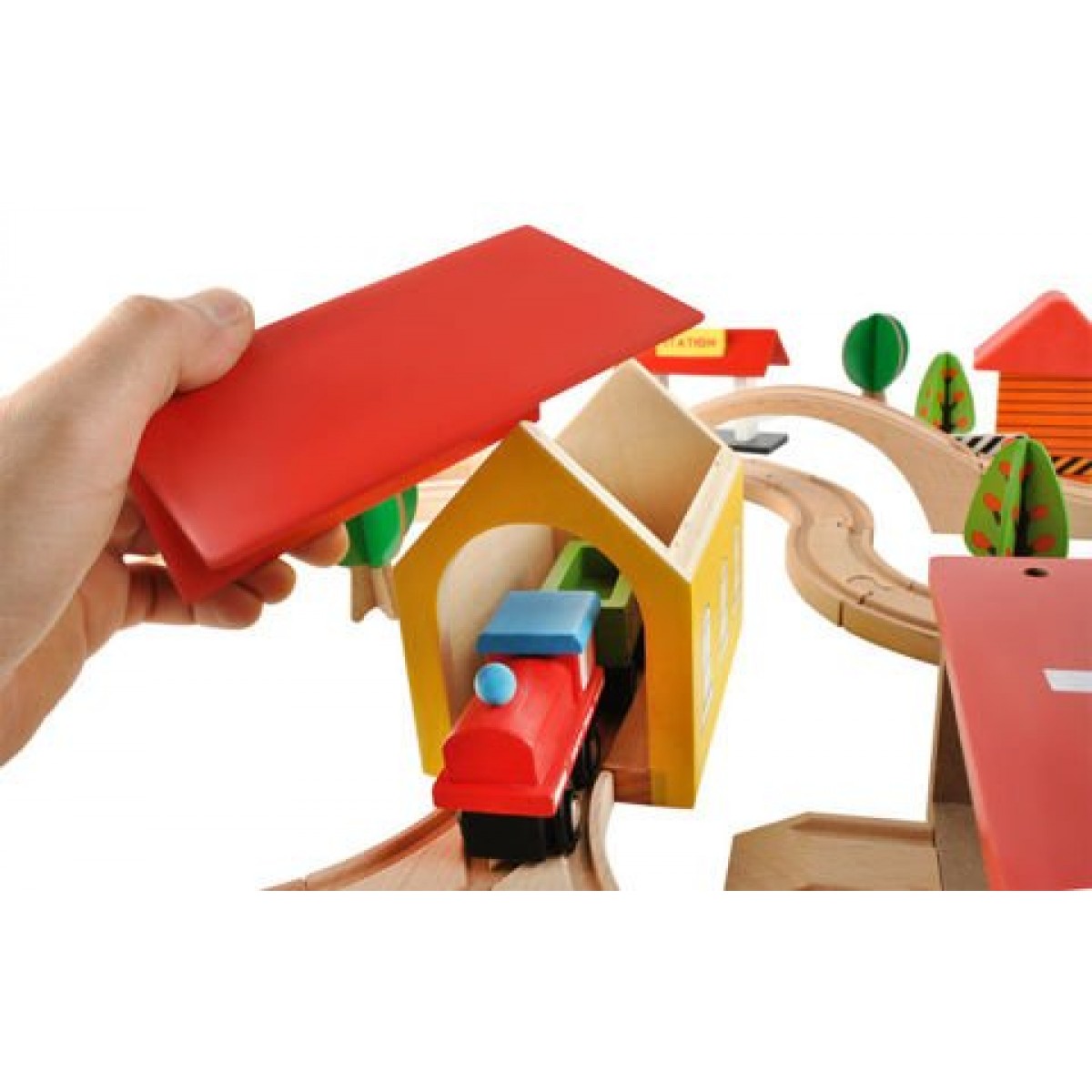 Circuit Trenulet din Lemn Natural The Passenger Train idealSTORE, Setul include Heliport, Depou, Pesti, Oameni, Masini, Copaci, Semne de Circulatie, Lokomotiva, Elicopter, Piese Robuste din lemn