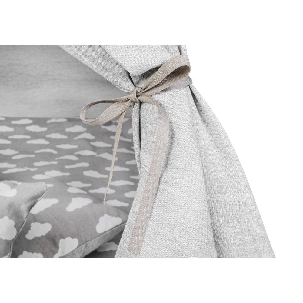 Cort si Spatiu de Joaca pentru copii idealSTORE Little Junior Indian, Dimensiuni 115 x 115 x 180cm, Echipat cu accesorii simbolice, 3 perne umplute cu o bila din silicon ce Sprijina joaca creativa dezvoltand modul de gandire