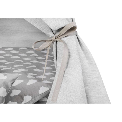 Cort si Spatiu de Joaca pentru copii idealSTORE Little Junior Indian, Dimensiuni 115 x 115 x 180cm, Echipat cu accesorii simbolice, 3 perne umplute cu o bila din silicon ce Sprijina joaca creativa dezvoltand modul de gandire