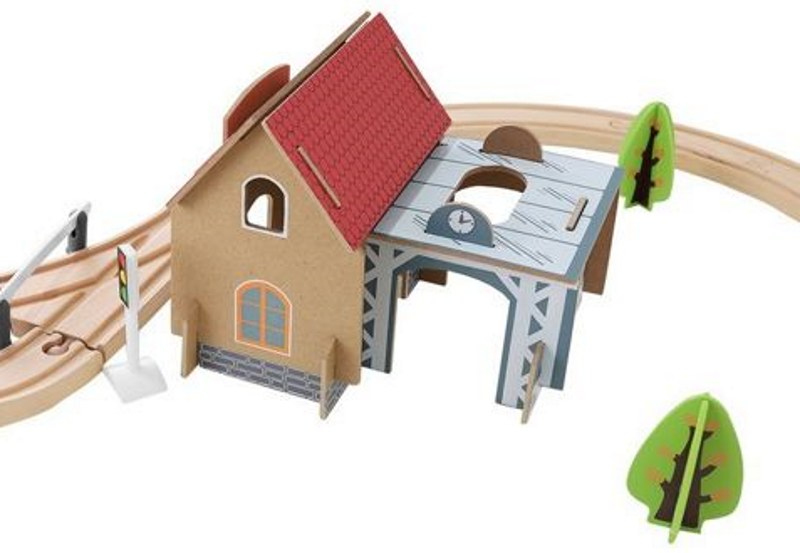 Pista Multifunctionala din Lemn Natural Cargo Express idealSTORE, Include 89 de Elemente, Tren Magnetic cu Vagoane, Elicopter de Politie, Heliport, Semne de Circulatie, Copaci, 2 Masini, O Gara, Cladire de Politie, Piese Robuste din Lemn