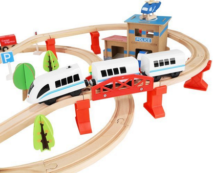 Pista Multifunctionala din Lemn Natural Cargo Express idealSTORE, Include 89 de Elemente, Tren Magnetic cu Vagoane, Elicopter de Politie, Heliport, Semne de Circulatie, Copaci, 2 Masini, O Gara, Cladire de Politie, Piese Robuste din Lemn