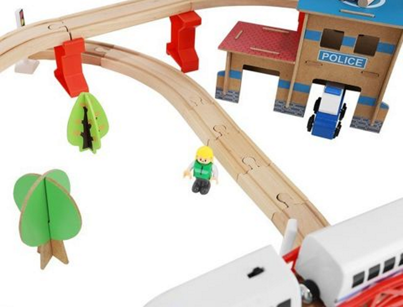 Pista Multifunctionala din Lemn Natural Cargo Express idealSTORE, Include 89 de Elemente, Tren Magnetic cu Vagoane, Elicopter de Politie, Heliport, Semne de Circulatie, Copaci, 2 Masini, O Gara, Cladire de Politie, Piese Robuste din Lemn