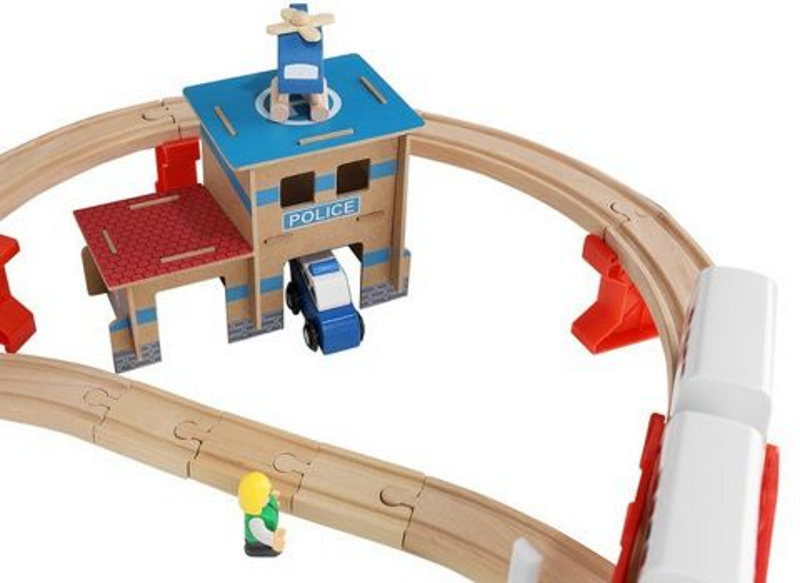 Pista Multifunctionala din Lemn Natural Cargo Express idealSTORE, Include 89 de Elemente, Tren Magnetic cu Vagoane, Elicopter de Politie, Heliport, Semne de Circulatie, Copaci, 2 Masini, O Gara, Cladire de Politie, Piese Robuste din Lemn