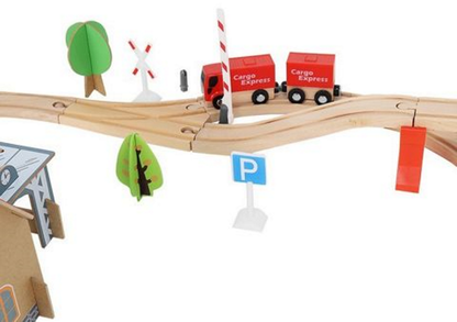 Pista Multifunctionala din Lemn Natural Cargo Express idealSTORE, Include 89 de Elemente, Tren Magnetic cu Vagoane, Elicopter de Politie, Heliport, Semne de Circulatie, Copaci, 2 Masini, O Gara, Cladire de Politie, Piese Robuste din Lemn