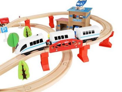 Pista Multifunctionala din Lemn Natural Cargo Express idealSTORE, Include 89 de Elemente, Tren Magnetic cu Vagoane, Elicopter de Politie, Heliport, Semne de Circulatie, Copaci, 2 Masini, O Gara, Cladire de Politie, Piese Robuste din Lemn