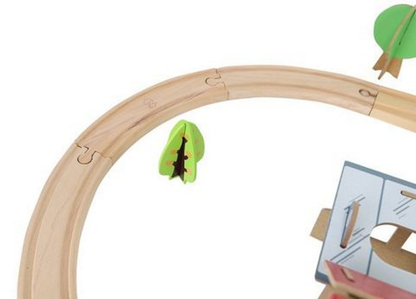 Pista Multifunctionala din Lemn Natural Cargo Express idealSTORE, Include 89 de Elemente, Tren Magnetic cu Vagoane, Elicopter de Politie, Heliport, Semne de Circulatie, Copaci, 2 Masini, O Gara, Cladire de Politie, Piese Robuste din Lemn