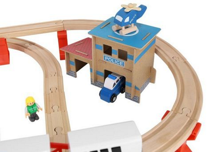 Pista Multifunctionala din Lemn Natural Cargo Express idealSTORE, Include 89 de Elemente, Tren Magnetic cu Vagoane, Elicopter de Politie, Heliport, Semne de Circulatie, Copaci, 2 Masini, O Gara, Cladire de Politie, Piese Robuste din Lemn