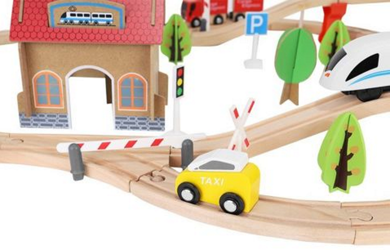 Pista Multifunctionala din Lemn Natural Cargo Express idealSTORE, Include 89 de Elemente, Tren Magnetic cu Vagoane, Elicopter de Politie, Heliport, Semne de Circulatie, Copaci, 2 Masini, O Gara, Cladire de Politie, Piese Robuste din Lemn