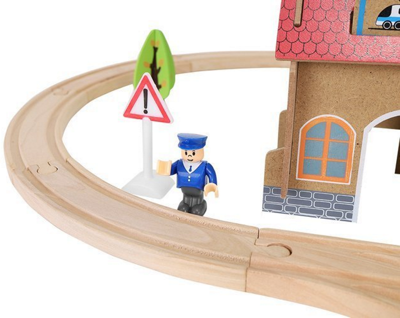 Pista Multifunctionala din Lemn Natural Cargo Express idealSTORE, Include 89 de Elemente, Tren Magnetic cu Vagoane, Elicopter de Politie, Heliport, Semne de Circulatie, Copaci, 2 Masini, O Gara, Cladire de Politie, Piese Robuste din Lemn