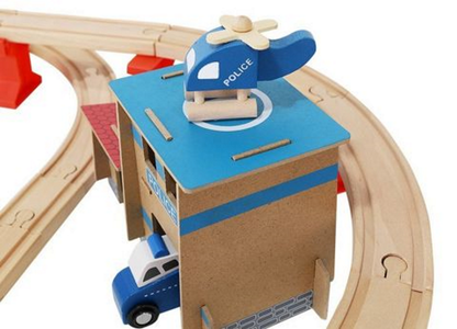 Pista Multifunctionala din Lemn Natural Cargo Express idealSTORE, Include 89 de Elemente, Tren Magnetic cu Vagoane, Elicopter de Politie, Heliport, Semne de Circulatie, Copaci, 2 Masini, O Gara, Cladire de Politie, Piese Robuste din Lemn