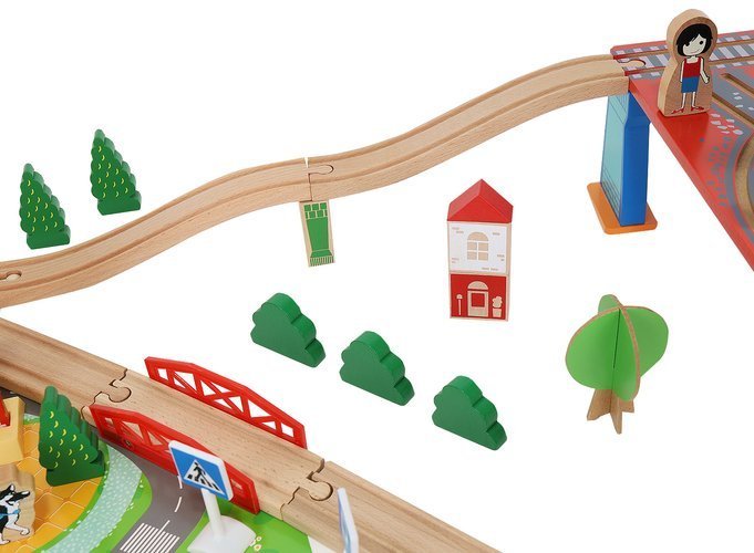 Tren Electric din Lemn Woody Train idealStore, 88 Elemente, Pista, Tren de Marfa si Pasageri, Masinuta, Copaci, Indicatoare Rutiere, Caine Politist, Figurine Persoane, Macara, Elemente Conectate prin Magneti
