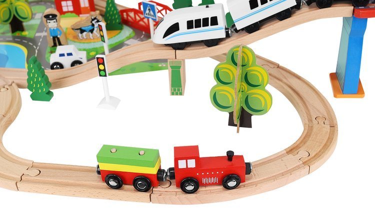 Tren Electric din Lemn Woody Train idealStore, 88 Elemente, Pista, Tren de Marfa si Pasageri, Masinuta, Copaci, Indicatoare Rutiere, Caine Politist, Figurine Persoane, Macara, Elemente Conectate prin Magneti