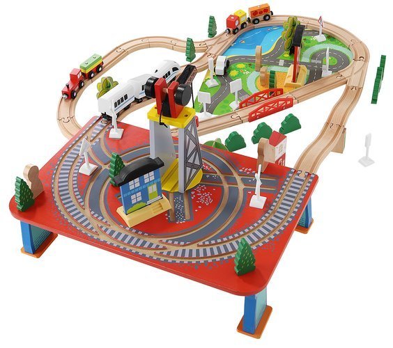 Tren Electric din Lemn Woody Train idealStore, 88 Elemente, Pista, Tren de Marfa si Pasageri, Masinuta, Copaci, Indicatoare Rutiere, Caine Politist, Figurine Persoane, Macara, Elemente Conectate prin Magneti