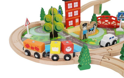 Tren Electric din Lemn Woody Train idealStore, 88 Elemente, Pista, Tren de Marfa si Pasageri, Masinuta, Copaci, Indicatoare Rutiere, Caine Politist, Figurine Persoane, Macara, Elemente Conectate prin Magneti