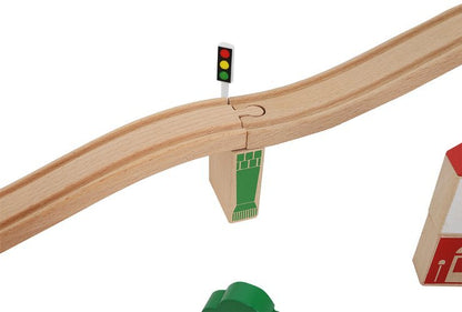 Tren Electric din Lemn Woody Train idealStore, 88 Elemente, Pista, Tren de Marfa si Pasageri, Masinuta, Copaci, Indicatoare Rutiere, Caine Politist, Figurine Persoane, Macara, Elemente Conectate prin Magneti