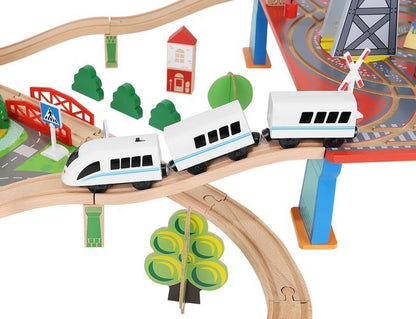 Tren Electric din Lemn Woody Train idealStore, 88 Elemente, Pista, Tren de Marfa si Pasageri, Masinuta, Copaci, Indicatoare Rutiere, Caine Politist, Figurine Persoane, Macara, Elemente Conectate prin Magneti