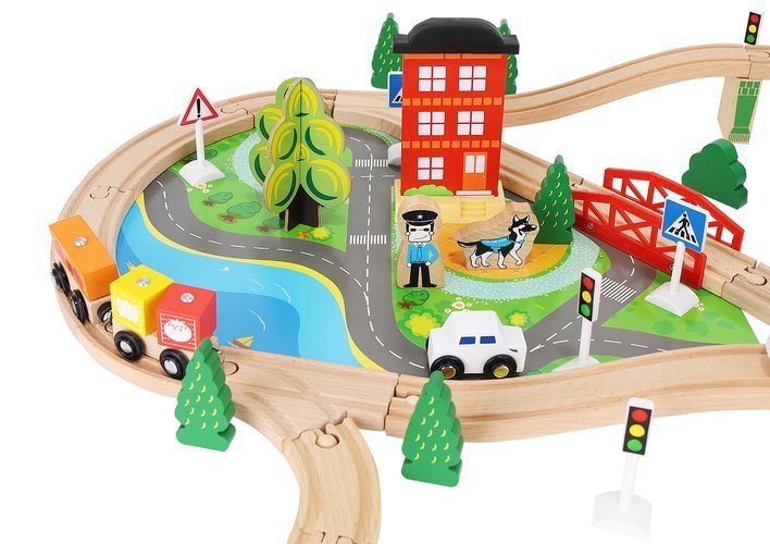 Tren Electric din Lemn Woody Train idealStore, 88 Elemente, Pista, Tren de Marfa si Pasageri, Masinuta, Copaci, Indicatoare Rutiere, Caine Politist, Figurine Persoane, Macara, Elemente Conectate prin Magneti