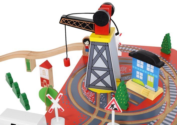 Tren Electric din Lemn Woody Train idealStore, 88 Elemente, Pista, Tren de Marfa si Pasageri, Masinuta, Copaci, Indicatoare Rutiere, Caine Politist, Figurine Persoane, Macara, Elemente Conectate prin Magneti