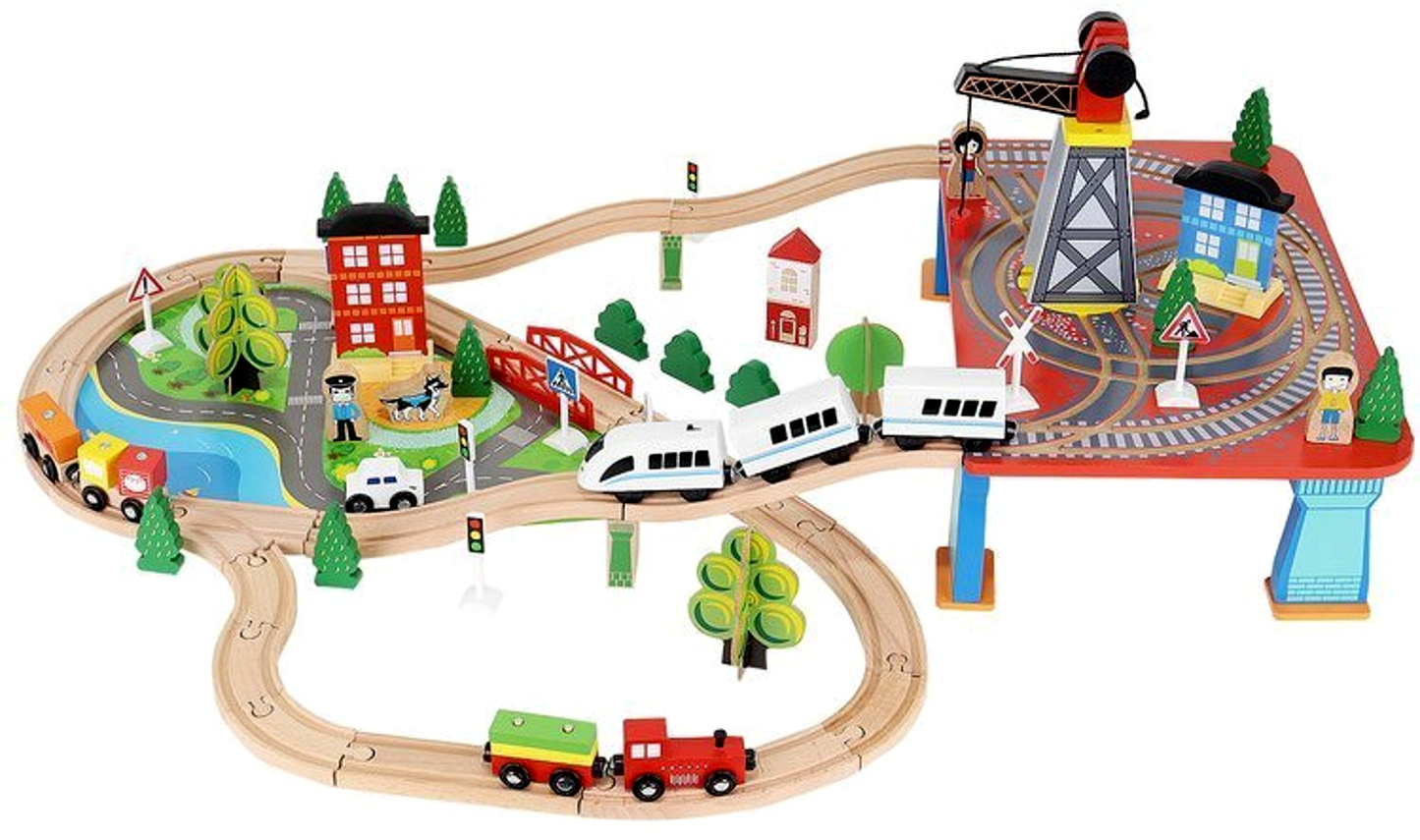 Tren Electric din Lemn Woody Train idealStore, 88 Elemente, Pista, Tren de Marfa si Pasageri, Masinuta, Copaci, Indicatoare Rutiere, Caine Politist, Figurine Persoane, Macara, Elemente Conectate prin Magneti