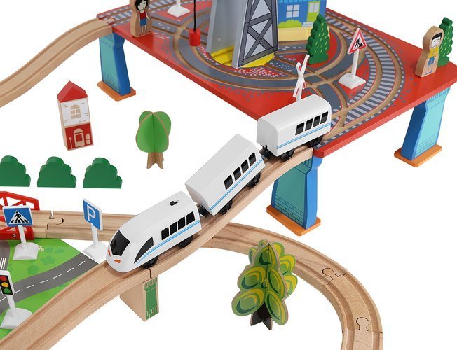 Tren Electric din Lemn Woody Train idealStore, 88 Elemente, Pista, Tren de Marfa si Pasageri, Masinuta, Copaci, Indicatoare Rutiere, Caine Politist, Figurine Persoane, Macara, Elemente Conectate prin Magneti