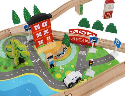 Tren Electric din Lemn Woody Train idealStore, 88 Elemente, Pista, Tren de Marfa si Pasageri, Masinuta, Copaci, Indicatoare Rutiere, Caine Politist, Figurine Persoane, Macara, Elemente Conectate prin Magneti