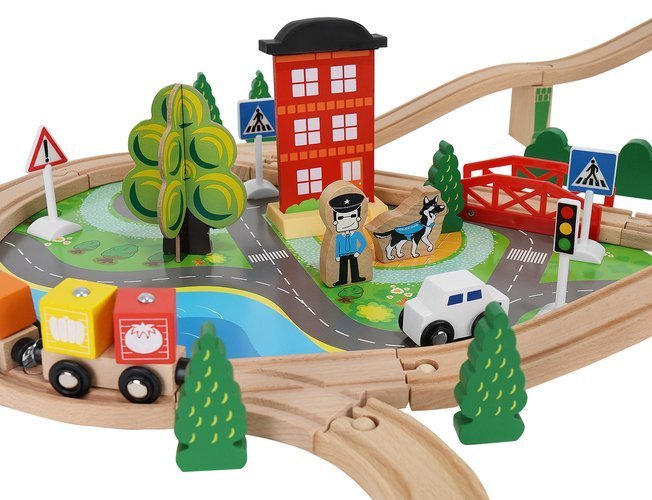 Tren Electric din Lemn Woody Train idealStore, 88 Elemente, Pista, Tren de Marfa si Pasageri, Masinuta, Copaci, Indicatoare Rutiere, Caine Politist, Figurine Persoane, Macara, Elemente Conectate prin Magneti